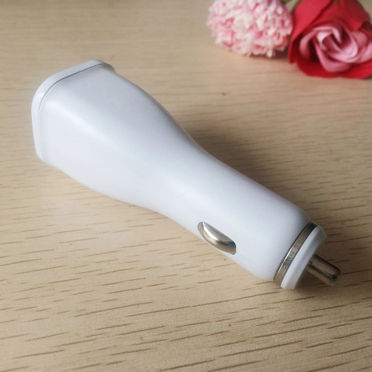 White single-port QC2.0 USB car fast charger for vehicles with safety protections.