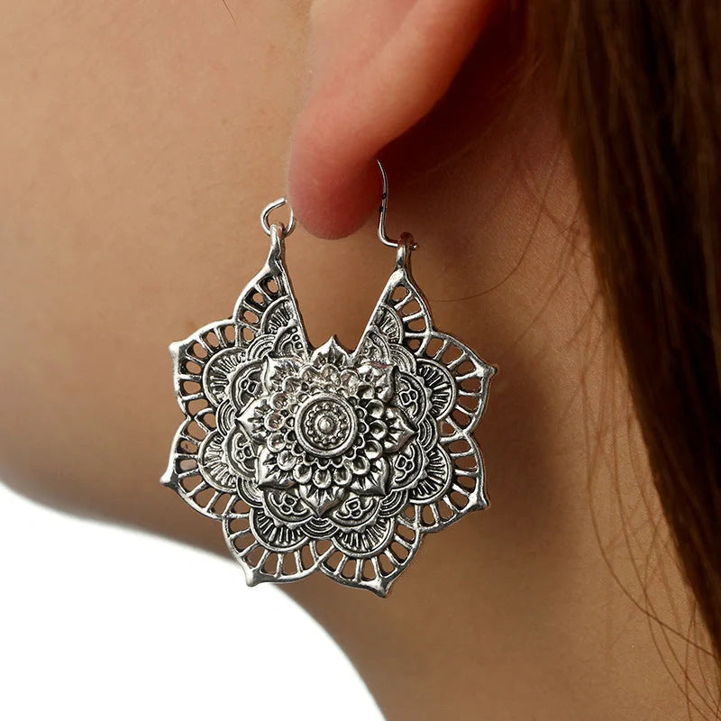 Vintage-style metal earrings with delicate floral openwork design, available in gold and silvery finishes