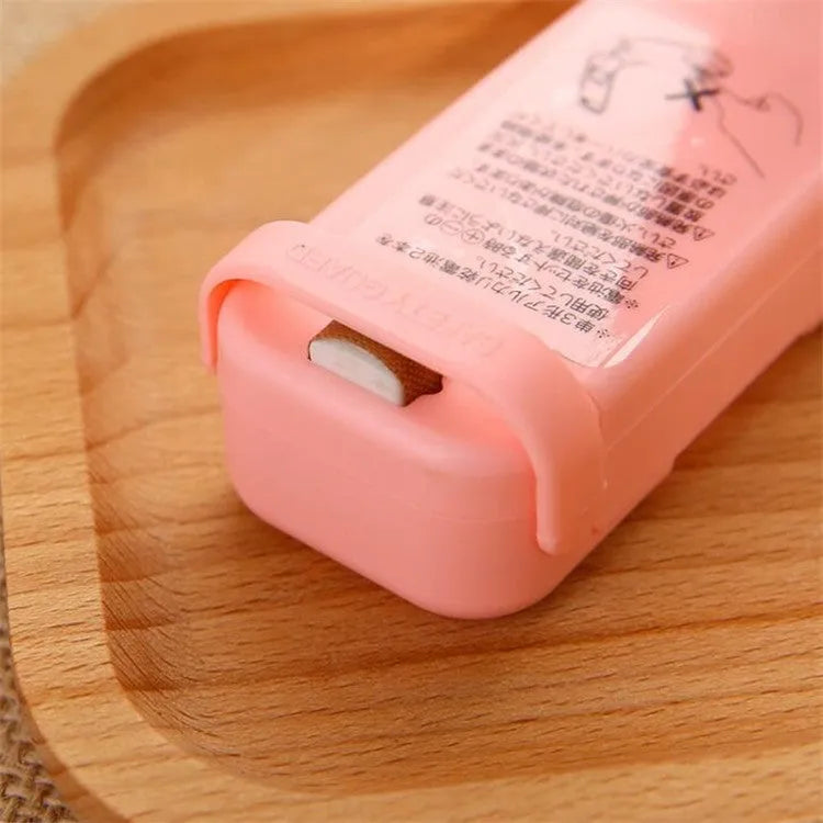 Portable ABS plastic bag sealer measuring 10x3.8x6cm with pressure heat sealing for snacks