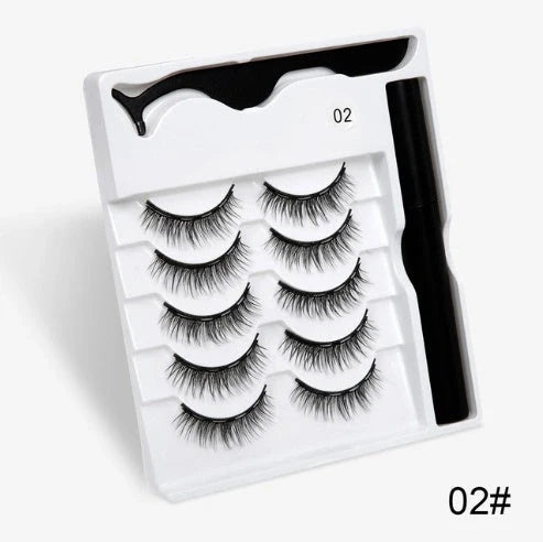 Magnetic false eyelashes set for easy, glue-free application and a stunning look.