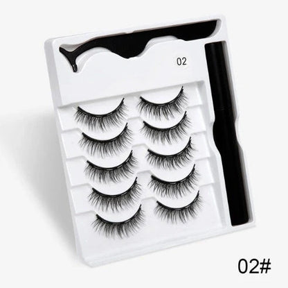 Magnetic false eyelashes set for easy, glue-free application and a stunning look.