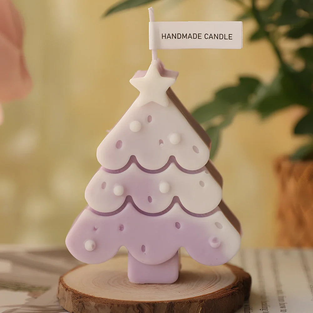 Christmas tree-shaped candle in silicone mold with soy wax and cotton wick measuring 4.5x4.5x10cm