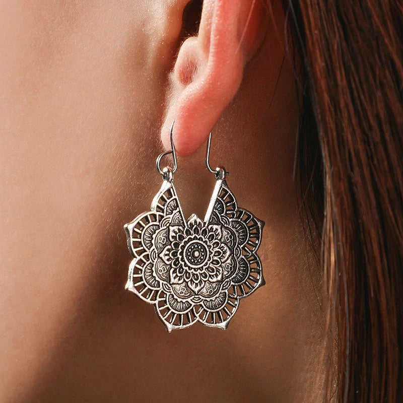 Vintage-style metal earrings with delicate floral openwork design, available in gold and silvery finishes