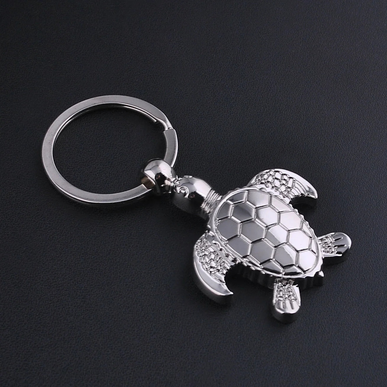 Stylish animal pendant keychain in silver, made from durable zinc alloy.