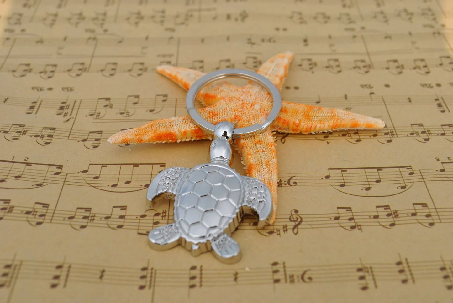 Stylish animal pendant keychain in silver, made from durable zinc alloy.