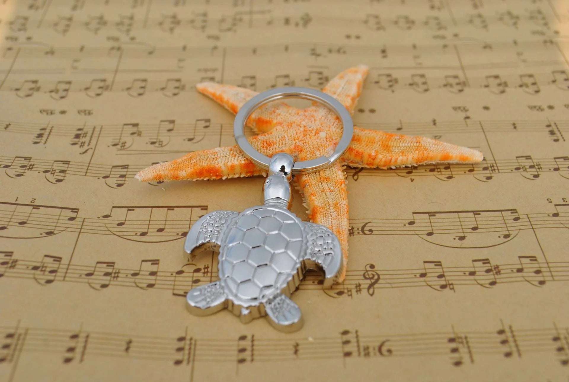 Stylish animal pendant keychain in silver, made from durable zinc alloy.