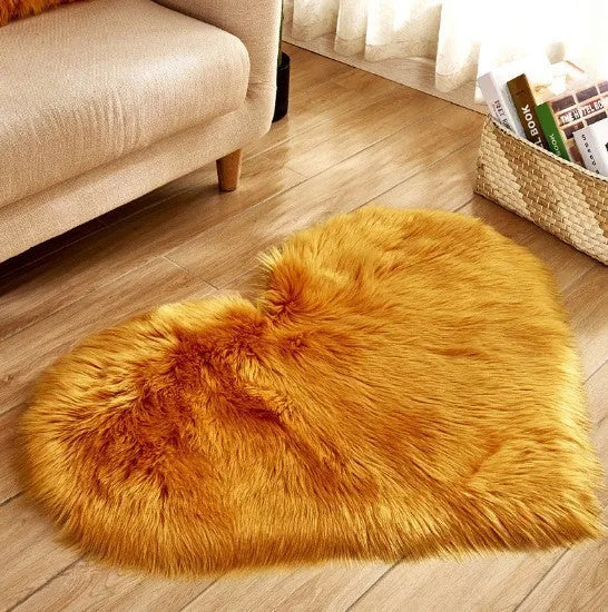 Plush heart-shaped carpet with 5-6 cm pile in navy blue colour on wooden floor