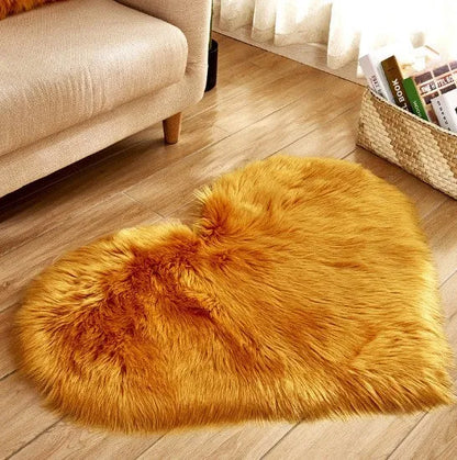 Plush heart-shaped carpet with 5-6 cm pile in navy blue colour on wooden floor