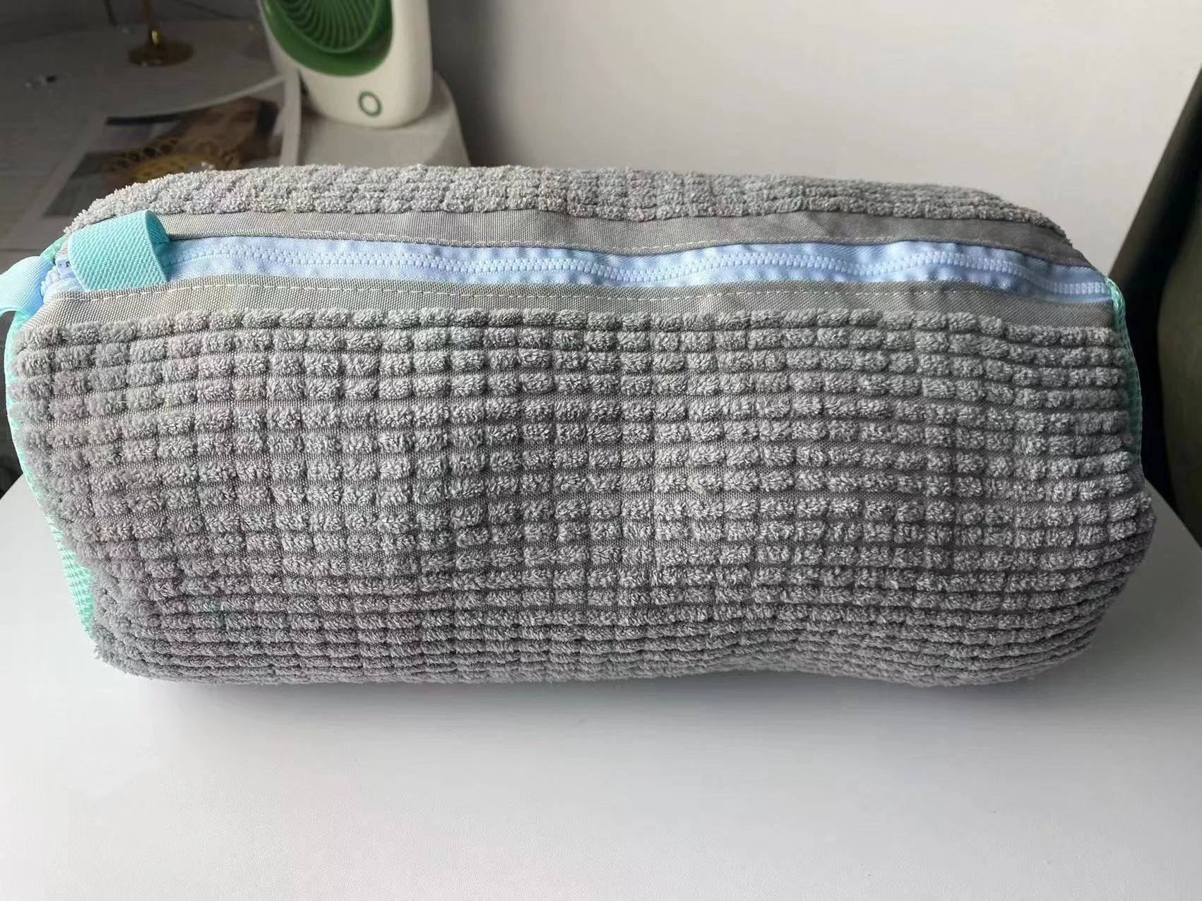 Durable shoe washing bag made of high-quality chenille fabric for effortless machine cleaning of sneakers, tennis shoes, and other washable footwear
