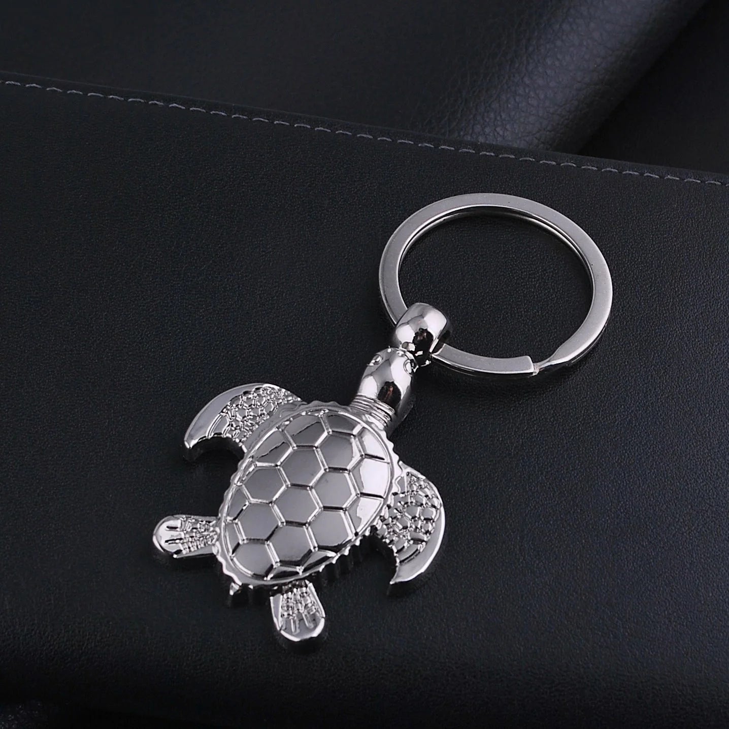 Stylish animal pendant keychain in silver, made from durable zinc alloy.