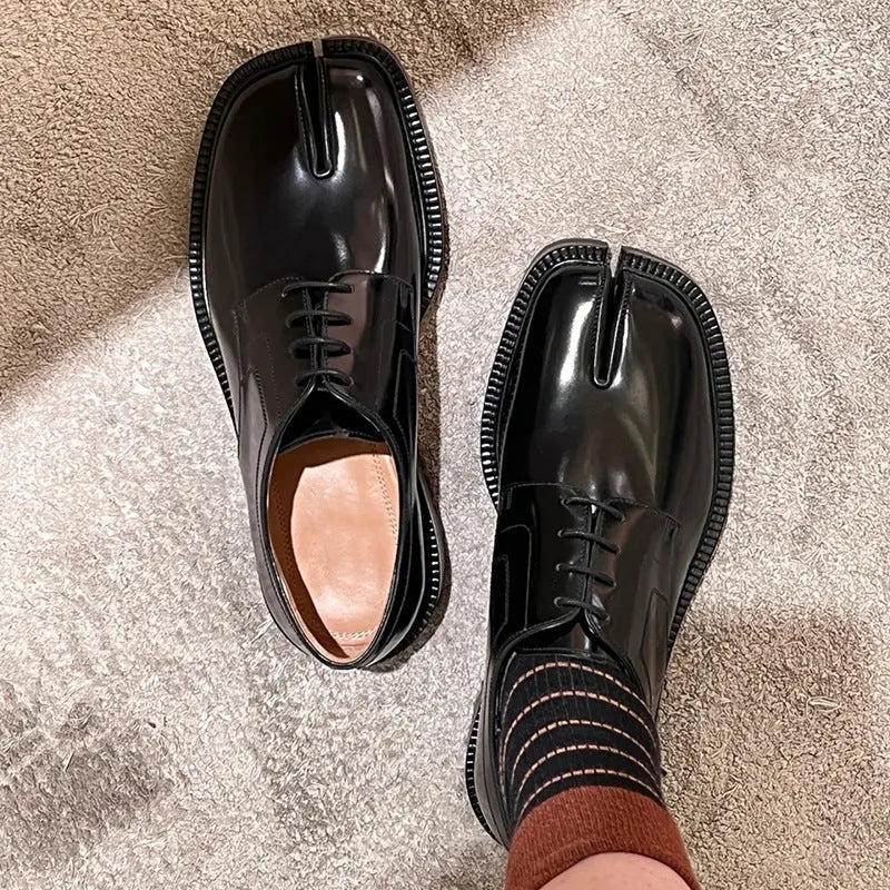 Split-toe loafers with microfiber upper, pigskin lining, black or red, 1-3cm low chunky heel