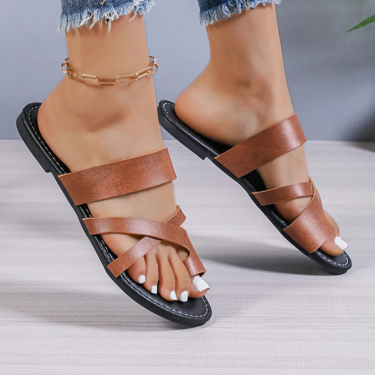 Casual one-strap beach slipper in a solid colour with round toe and hollow-out detail on the upper.