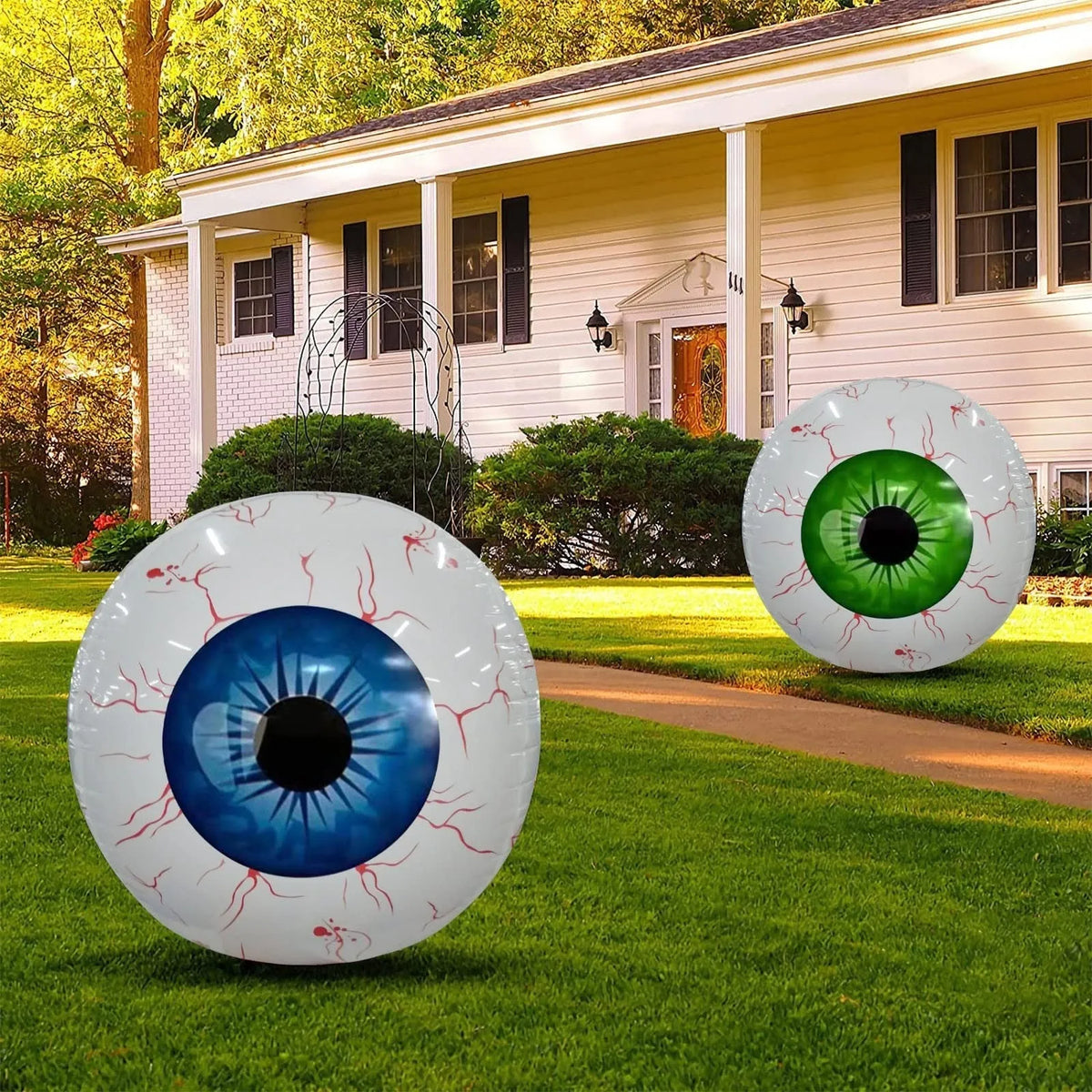 Halloween eyeball balloon with bloodshot pattern, 55 cm uninflated, 40 cm diameter when inflated, in green, blue, or red