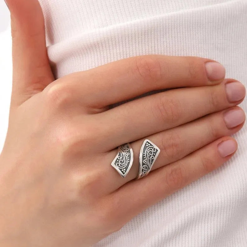 Adjustable opening silver alloy ring with retro minimalist design for women