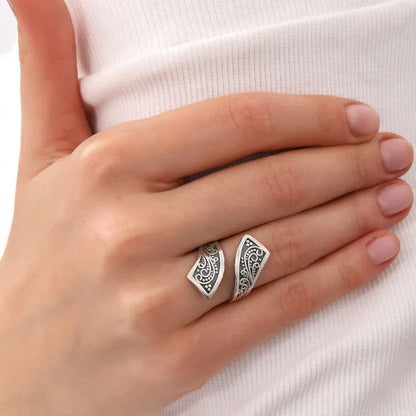 Adjustable opening silver alloy ring with retro minimalist design for women