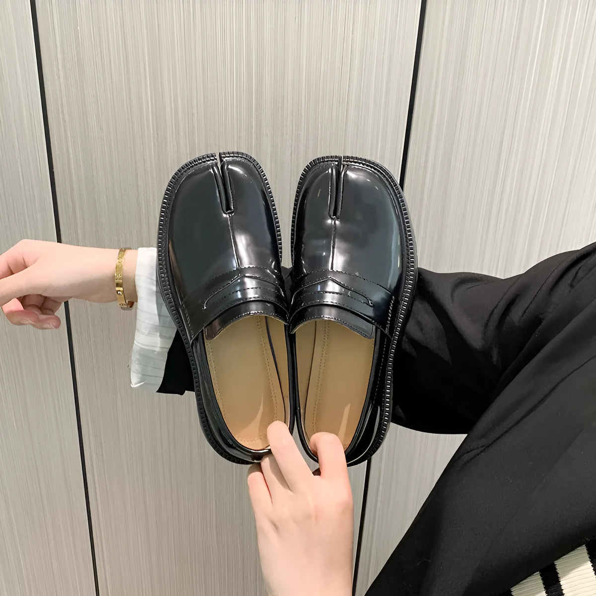 Split-toe loafers with microfiber upper, pigskin lining, black or red, 1-3cm low chunky heel