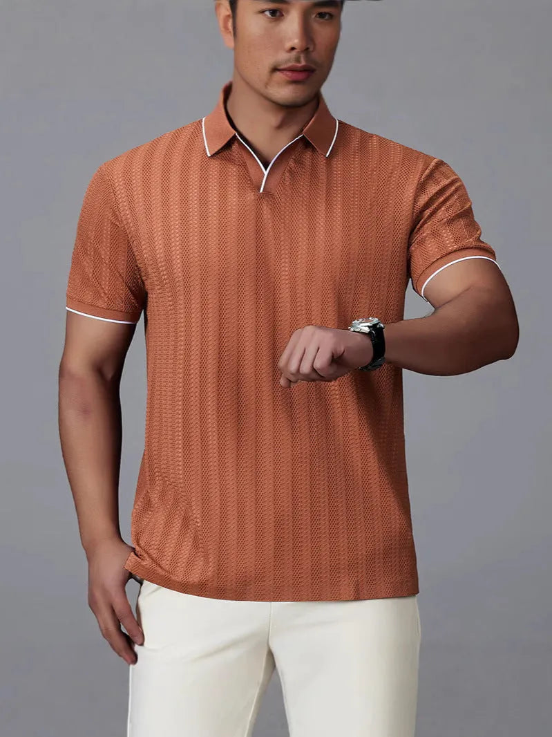 Man wearing a loose fit short-sleeved polo shirt in thin ice silk nylon fabric