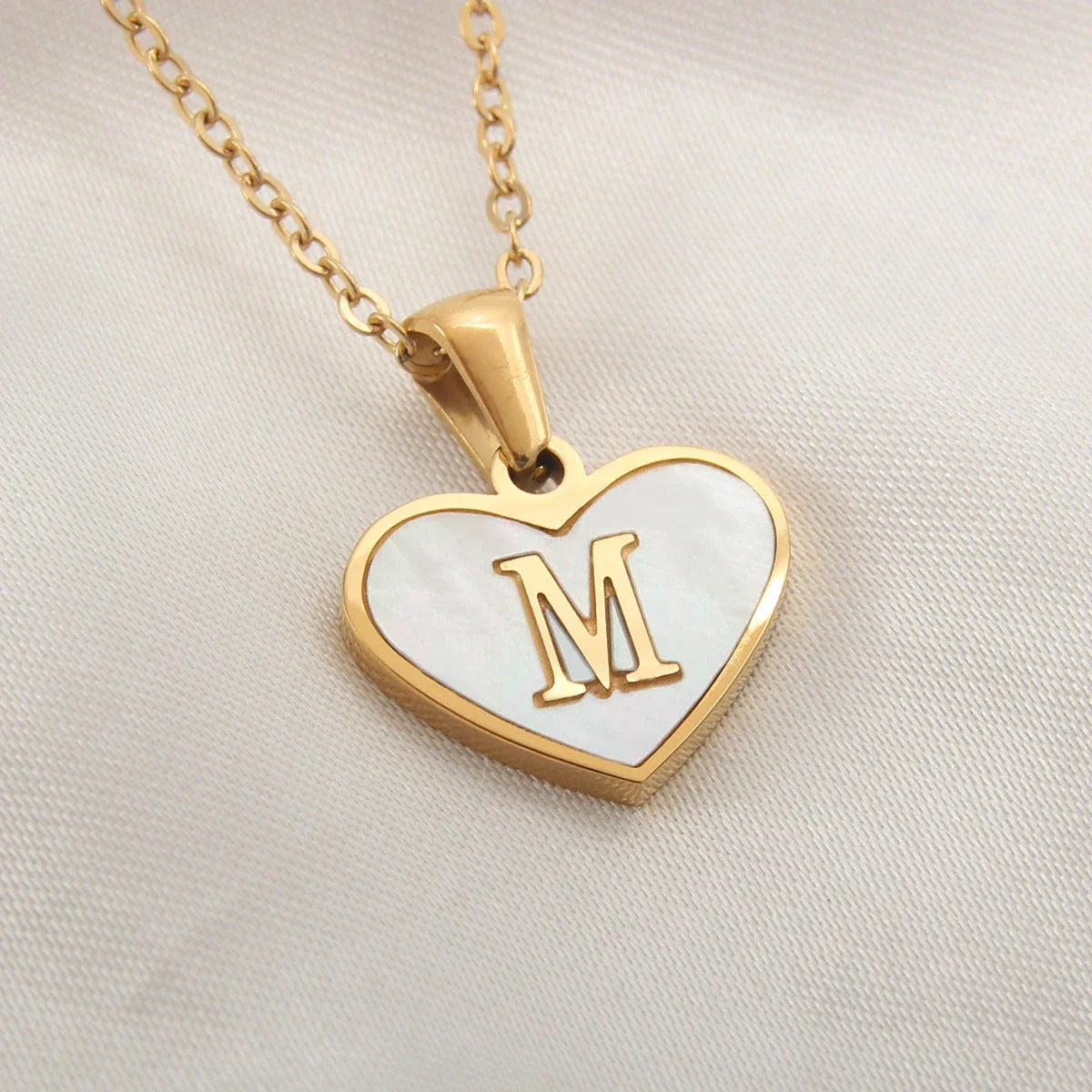 Personalized heart-shaped white shell necklace with adjustable clavicle chain, a stylish and versatile jewelry piece for women
