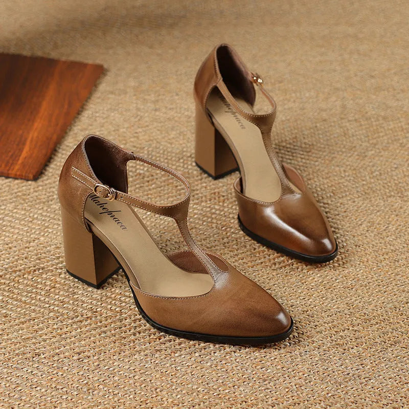 Baotou hollow retro women's Mary Jane shoes in pink with pointed toe and buckle.