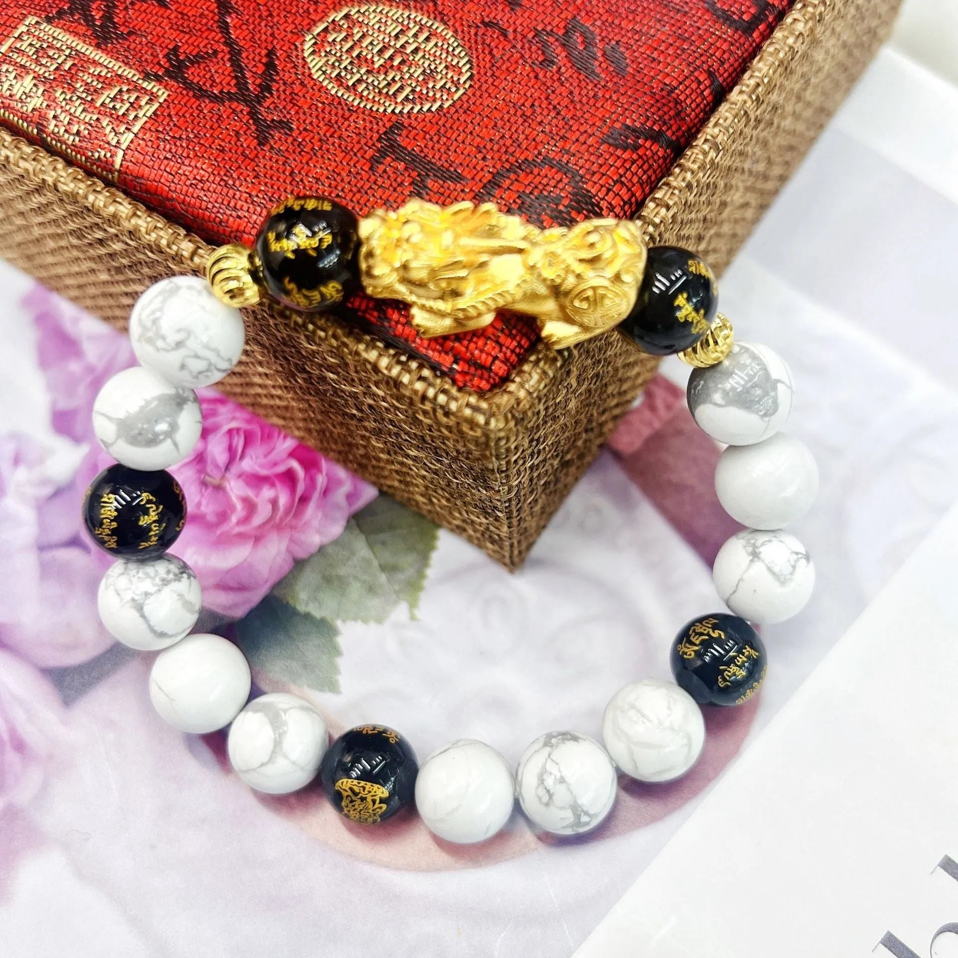 Vintage white turquoise and black agate bracelet with adjustable 15-17cm length
