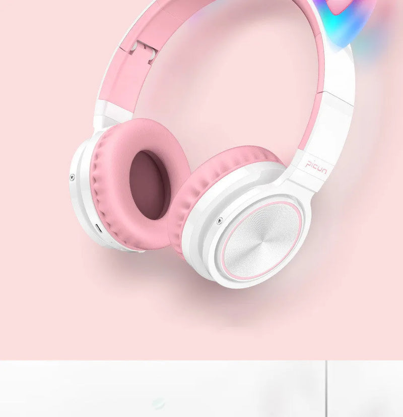 Wireless Bluetooth headset with head-mounted design featuring 40mm speaker diameter, 108dB sensitivity, and 1.5m wire for auxiliary connection in pink and white colour scheme