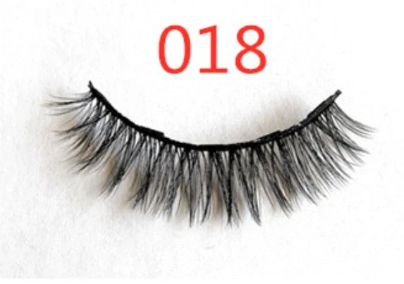 Magnetic false eyelashes set for easy, glue-free application and a stunning look.