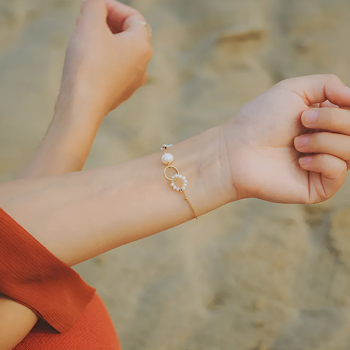 Gold-plated women's bracelet with natural pearls and a clasp fastening