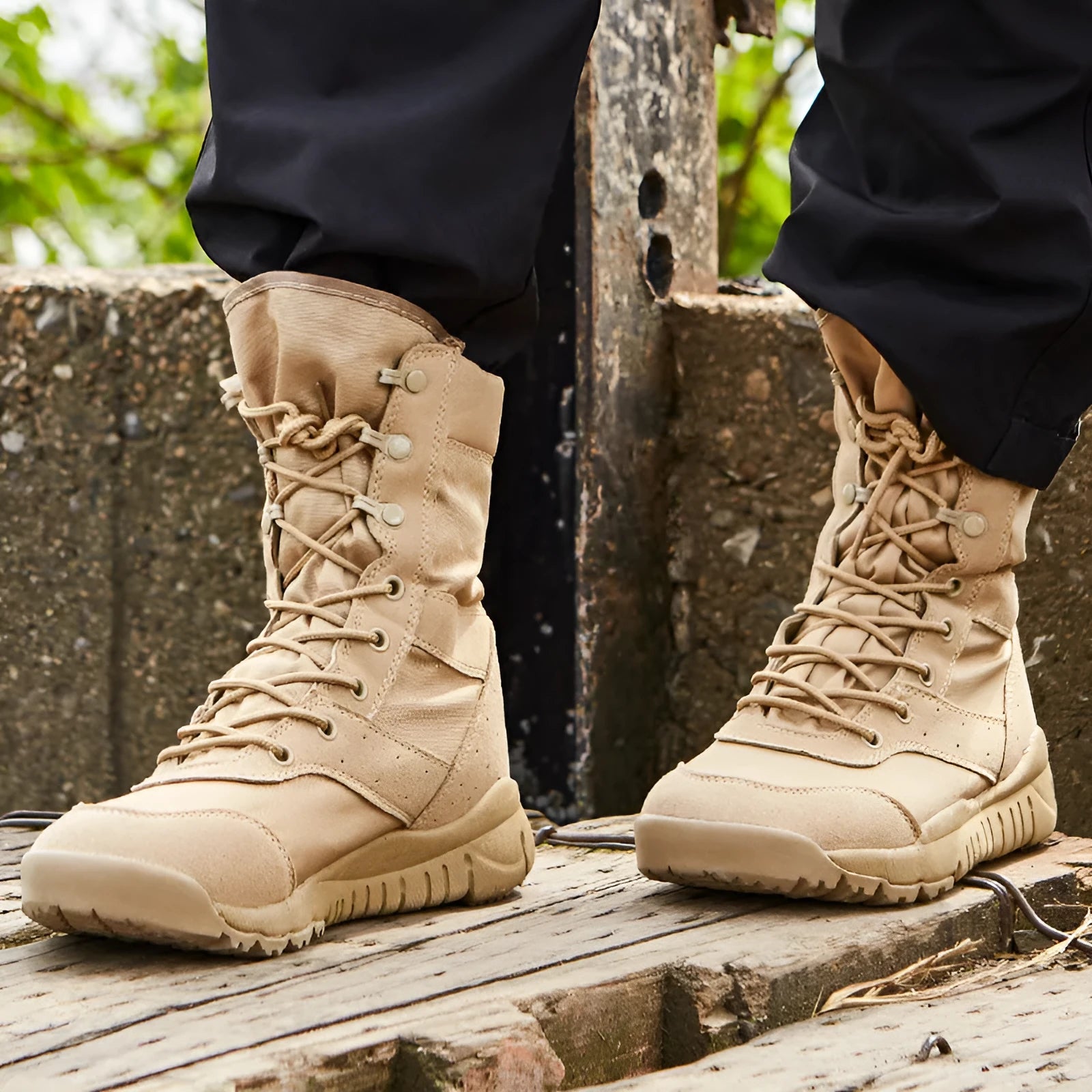 Yulong Combat Boots tactical desert boots in black and sand colours for outdoor climbing and hiking