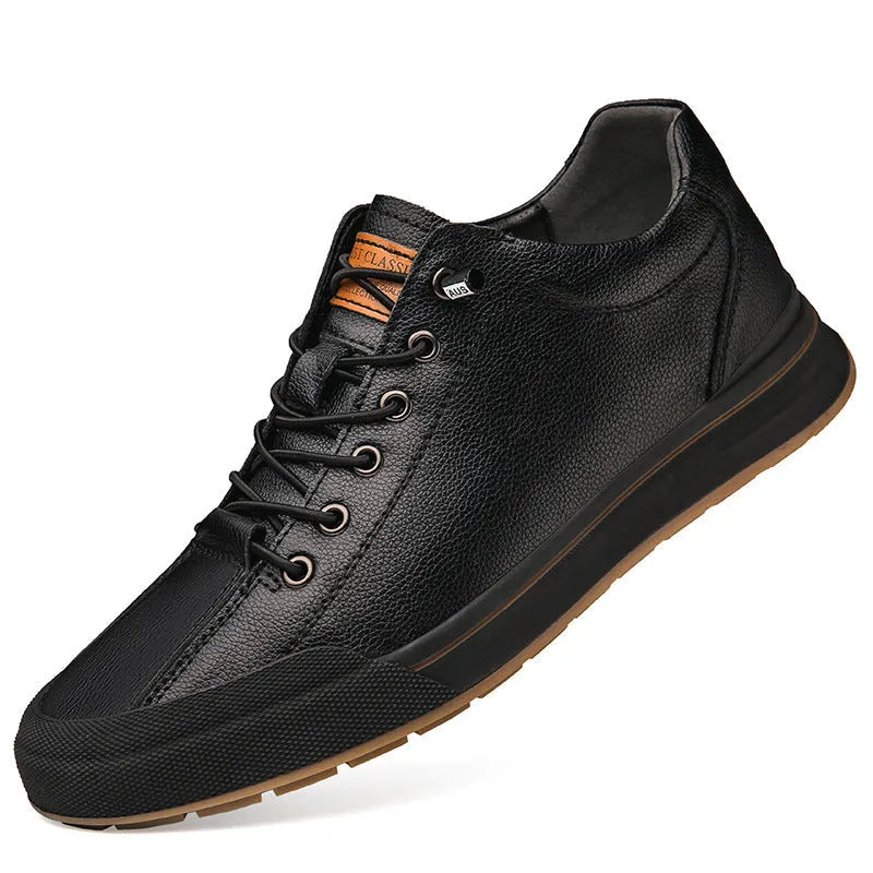 Men's classic white and black matte leather plimsolls with round toe and flat 6CM heel on a plain background.