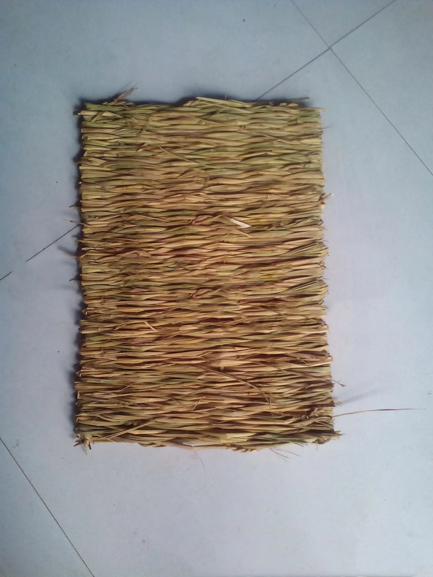 Natural straw pet mat for safe chewing and comfortable resting