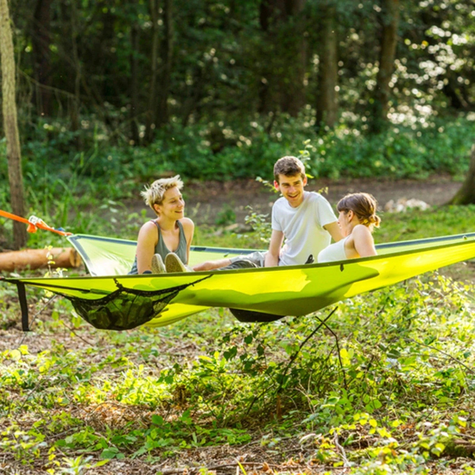 Versatile 3-person outdoor hammock with innovative 3-point anchor system for maximum comfort and stability