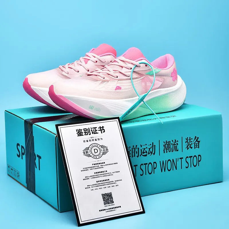 Racing sneakers with a carbon fibre plate and rebound shock absorption system for enhanced running efficiency and energy return during training and competition