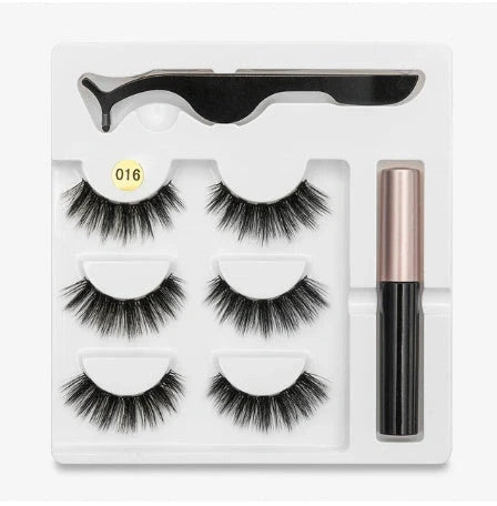 Magnetic false eyelashes set for easy, glue-free application and a stunning look.