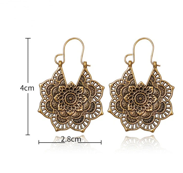 Vintage-style metal earrings with delicate floral openwork design, available in gold and silvery finishes