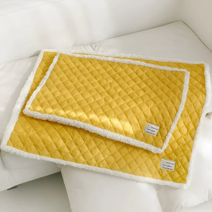 Blue quilted terry cloth pet blanket for cats shown in a cage, with size options M, L, and XL available.
