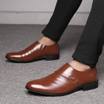 Men's casual pointed toe shoes in black artificial PU with elastic band, low heel, and rubber sole