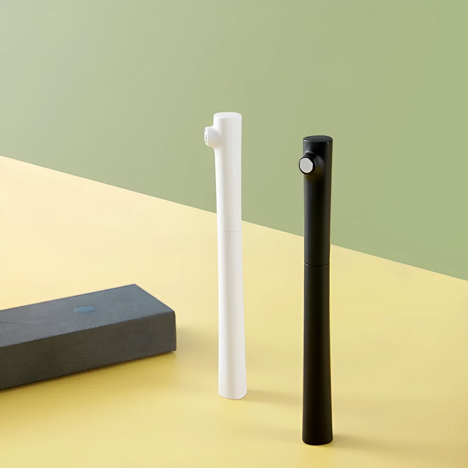 Designer fountain pen with 0.7mm stainless steel nib in black or white resin pen holder
