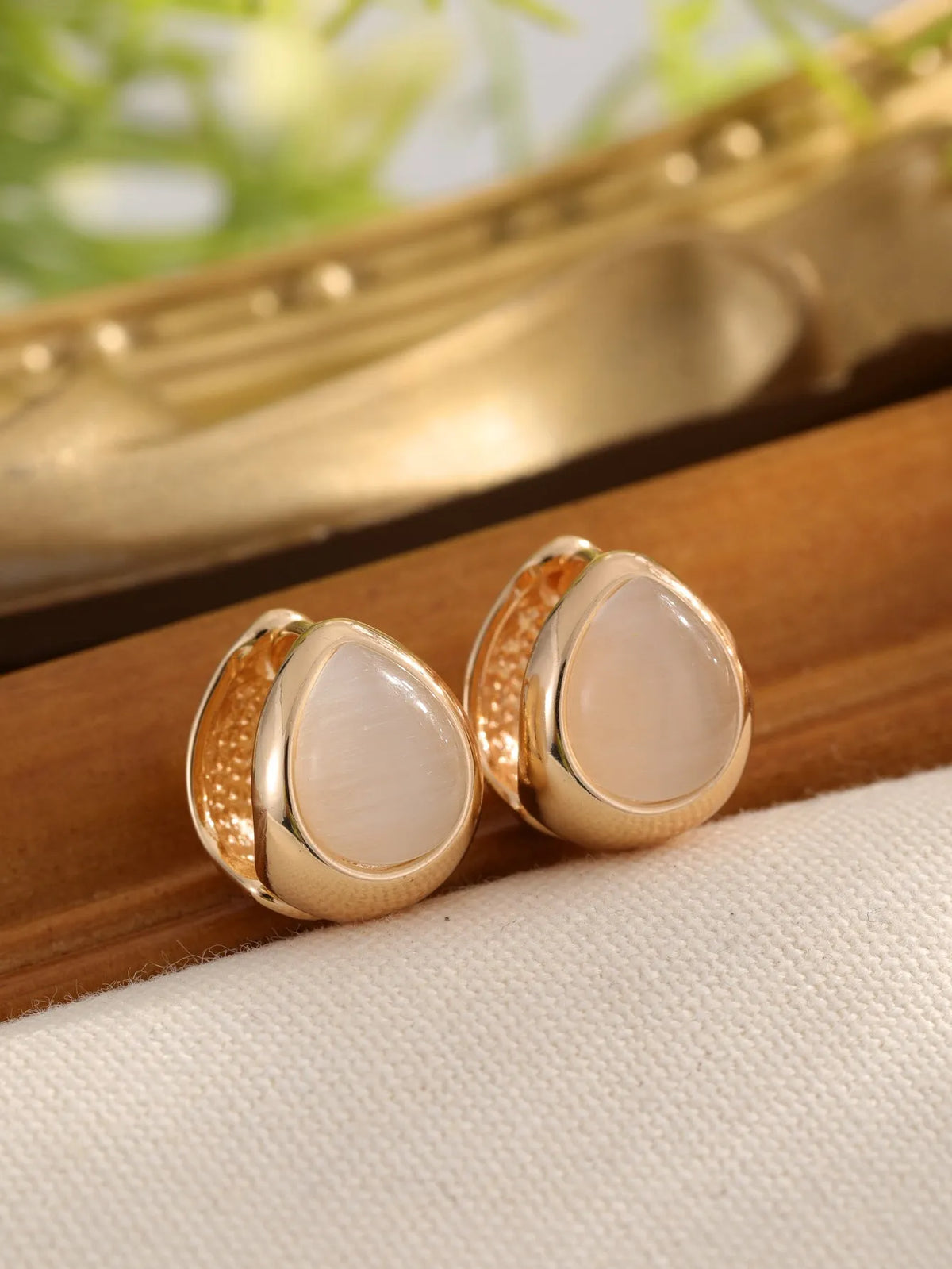 Cat's eye stone water drip ear buckle earrings in gold or silver colour, retro niche design for women.