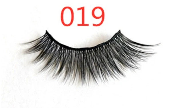 Magnetic false eyelashes set for easy, glue-free application and a stunning look.