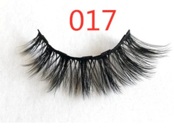 Magnetic false eyelashes set for easy, glue-free application and a stunning look.
