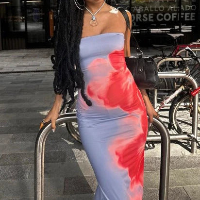 Chic slit maxi dress in contrast color, featuring a flattering high waist and stylish side slit for a bold summer look