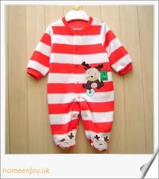 A cosy, printed one-piece baby romper with long sleeves and a foot wrap, made from premium polar fleece fabric.
