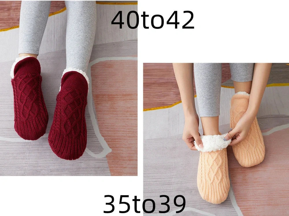 Pair of thickened non-slip indoor socks in navy V-fringe, 60% acrylic with sherpa lining for warm grip on floors, sizes 35-45