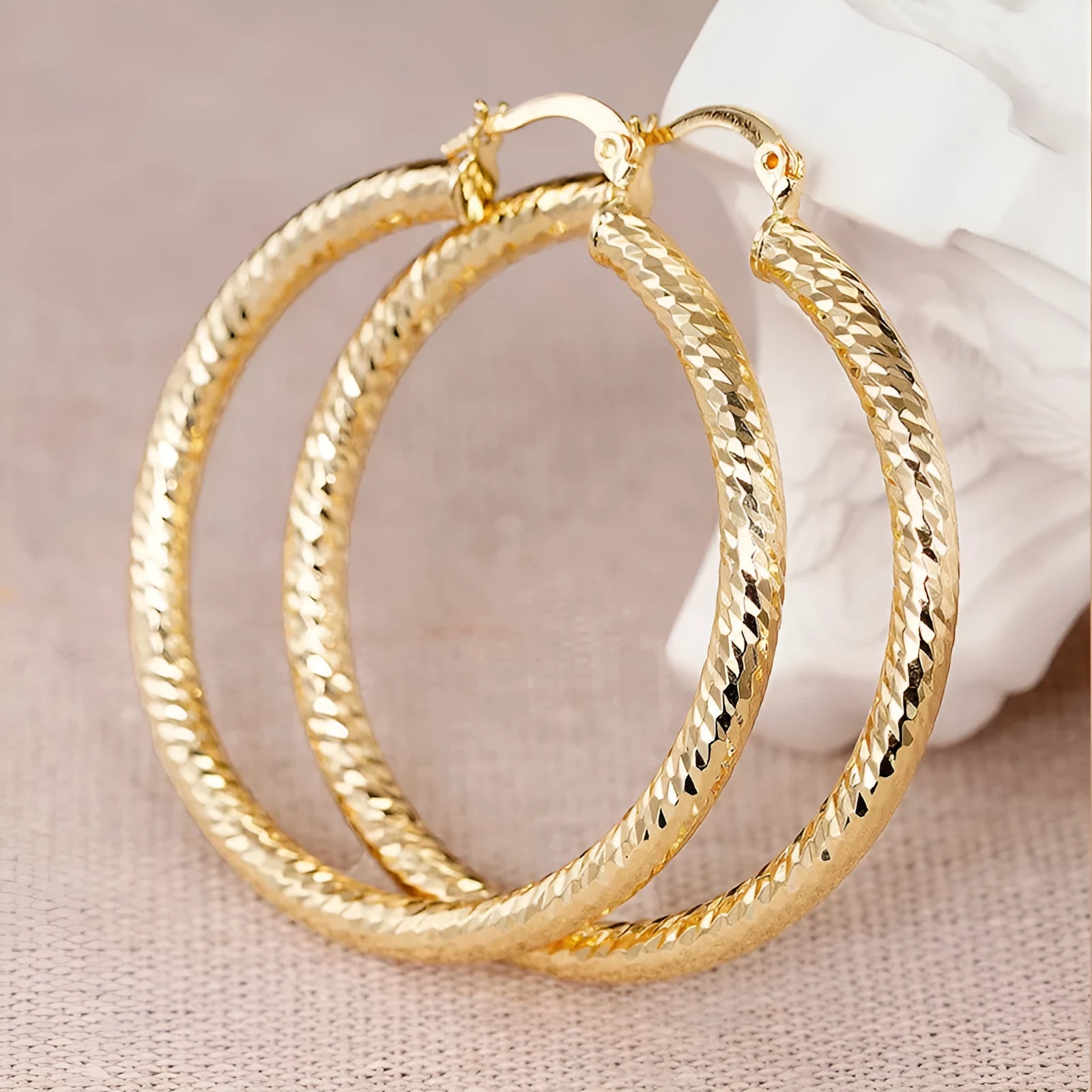 Geometric ring design ear clips for women with drop-shaped copper construction and electroplated finish