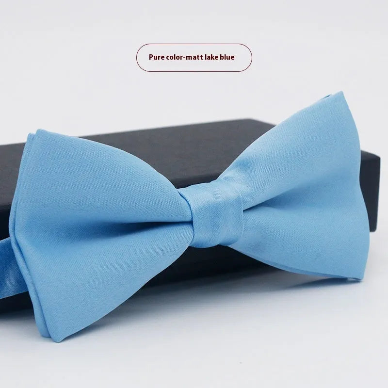 A solid colour pre-tied bow tie with an adjustable neck strap, shown in a classic flat head shape.