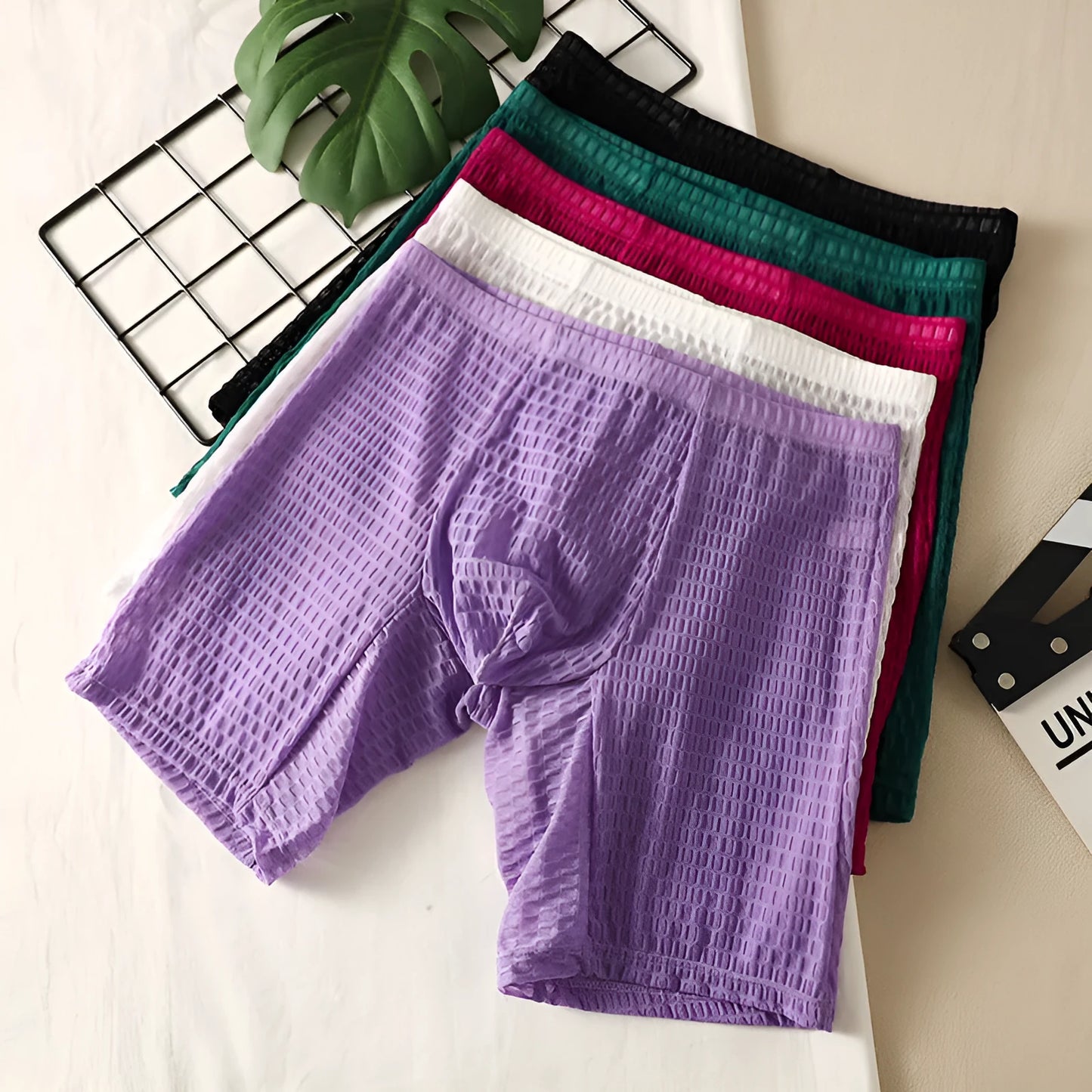 Men's solid-colour lace boxer shorts with a hip-lifting shaping design.
