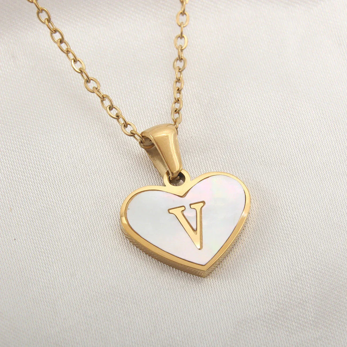 Personalized heart-shaped white shell necklace with adjustable clavicle chain, a stylish and versatile jewelry piece for women