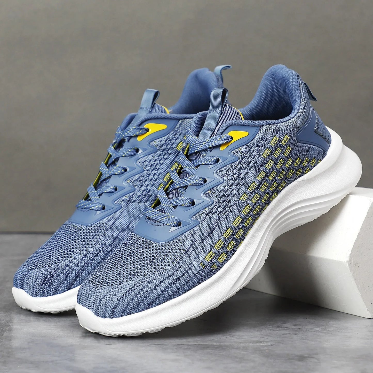 Lavender purple women's Flyknit running shoes with mesh upper and round toe.