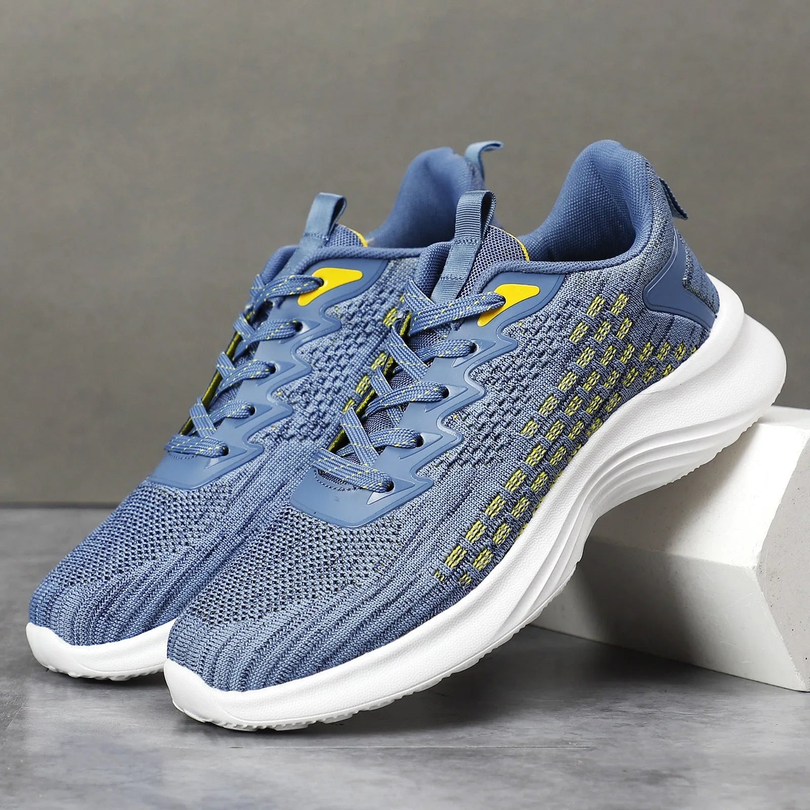 Lavender purple women's Flyknit running shoes with mesh upper and round toe.