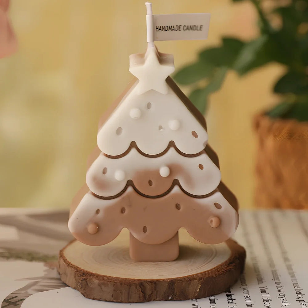 Christmas tree-shaped candle in silicone mold with soy wax and cotton wick measuring 4.5x4.5x10cm